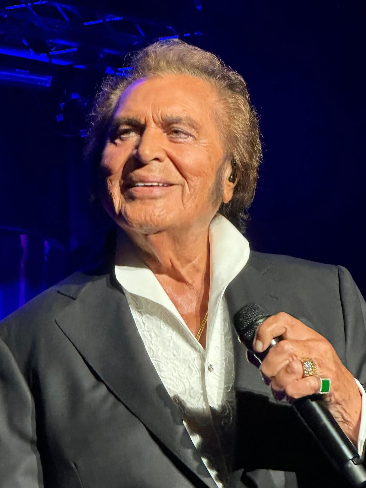 Engelbert Humperdinck playing live